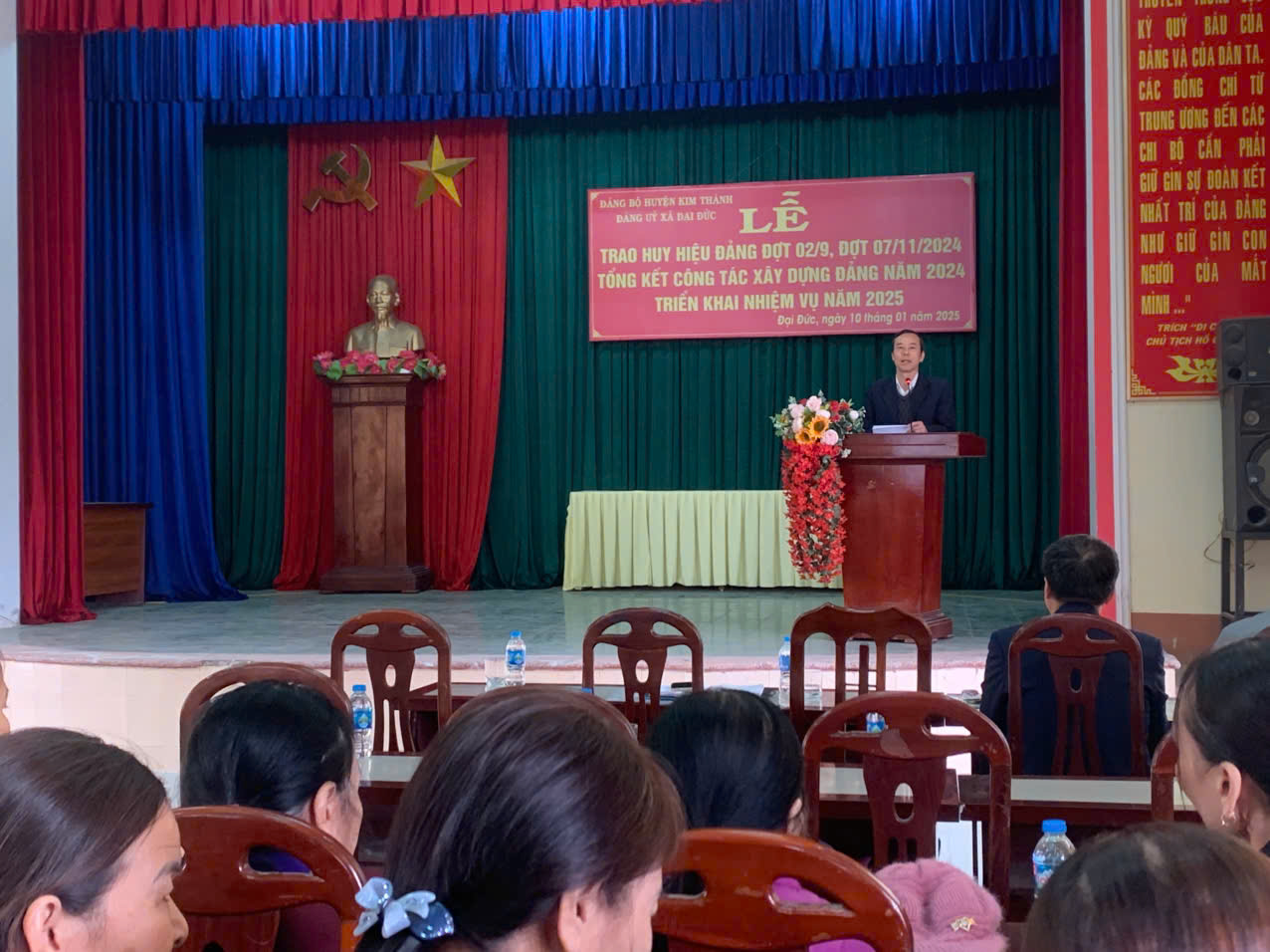 Đc Trịnh Việt Dũng- Uỷ viên ban thường vụ Huyện uỷ, Chủ nhiệm Ủy ban kiểm tra Huyện ủy, Trưởng cụm số 6 chúc mừng các đc ĐV nhận huy hiệu Đảng.jpg