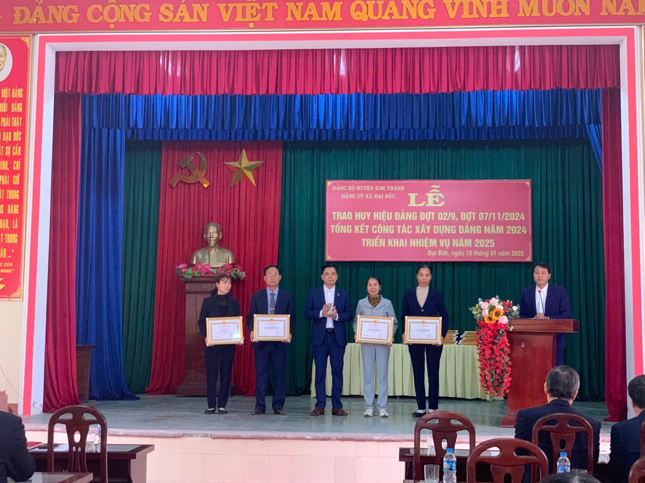 Lễ trao huy hiệu Đảng đợt 02/09, đợt 07/11/2024 và tổng kết công tác xây dựng Đảng năm 2024, triển khai nhiệm vụ năm 2025